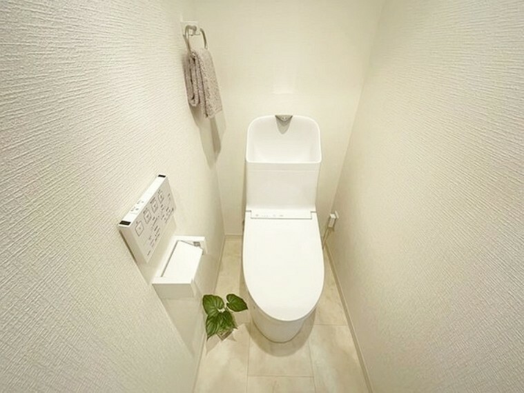 トイレ プライベート空間として機能や内装にこだわりました。落ち着いた雰囲気のリラックス空間です。