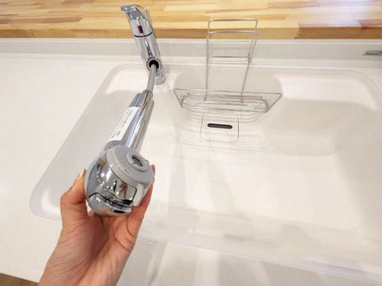 【リフォーム済/即入居可】新品交換したキッチンの水洗金具はノズルが伸びてシンクのお手入れもラクラクです。水栓本体には浄水機能が内蔵されていて、おいしいお水をつくります。