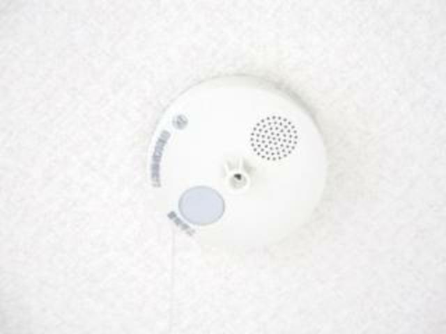 【リフォーム済/即入居可】全居室に火災警報器を設置、キッチンには熱感知型、その他の部屋には煙感知型の報知器を設置しました。聞こえやすい警報音、音声で緊急事態をすばやく知らせてくれます。