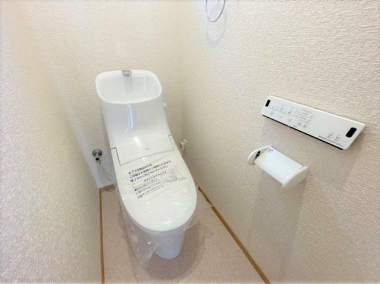 トイレ 【リフォーム後/1階トイレ】トイレはLIXIL製の温水洗浄機能付きに新品交換しました。キズや汚れが付きにくい加工が施してあるのでお手入れが簡単です。直接肌に触れるトイレは新品が嬉しいですよね。本物件には2階にもトイレがあります。