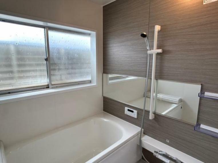 浴室 【リフォーム中】浴室はハウステック製の新品のユニットバスに交換します。足を伸ばせる1坪サイズの広々とした浴槽で、1日の疲れをゆっくり癒すことができますよ。