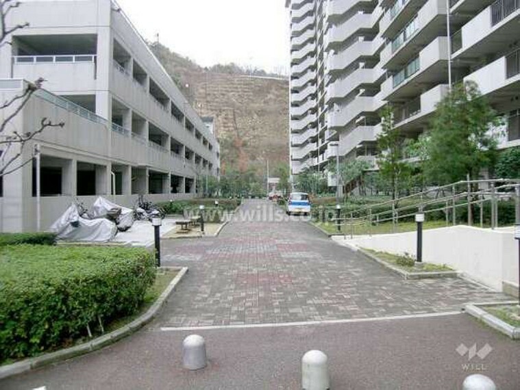 敷地内駐車場 共用部分、左側は駐車場棟