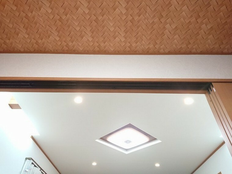 照明部分に折り上げ天井を採用したリビング。実際の陽当たりやサイズ感を現地でお確かめください。