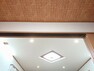 居間・リビング 照明部分に折り上げ天井を採用したリビング。実際の陽当たりやサイズ感を現地でお確かめください。