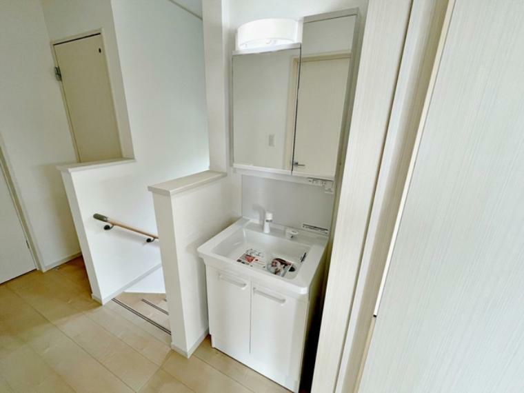 【2階:セカンド洗面台】2階中央にあるので、どのお部屋からもアクセスしやすい洗面台です。感染症対策にもなり、うれしい設備です。