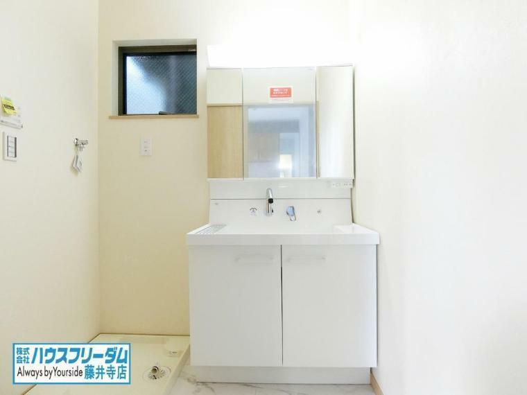 洗面化粧台 洗面 鏡の裏にはスペースがあり、収納も豊富にあります
