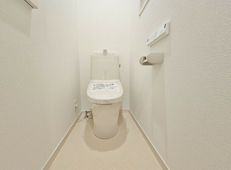 多機能トイレ、壁付けのパネルになりますので、操作もとってもしやすいです。