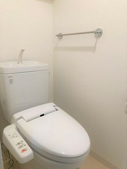トイレ 温水洗浄便座付きです。