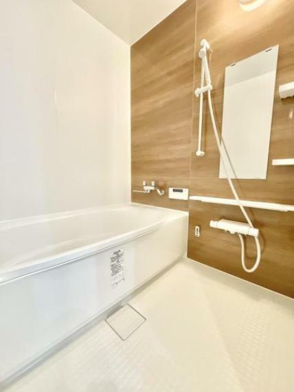 浴室 【浴室】浴室はLIXIL製の新品のユニットバスに交換致しました。床は水はけがよく汚れが付きにくい加工がされているのでお掃除ラクラクです。