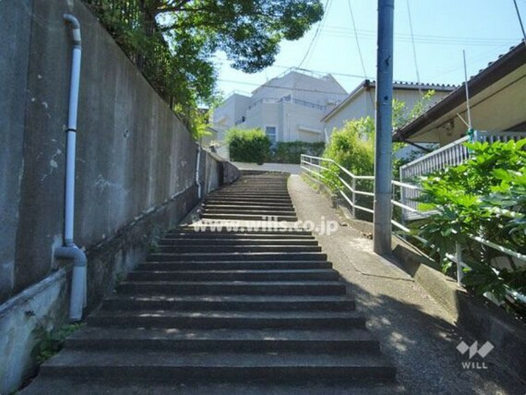 物件の南側通路（東側から）毎日階段を上り下りすることで、足腰を健康に保つことができます。