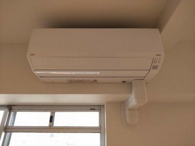 冷暖房・空調設備 リビングにはエアコンを設置しております。お引っ越し後すぐに快適に生活できますね。