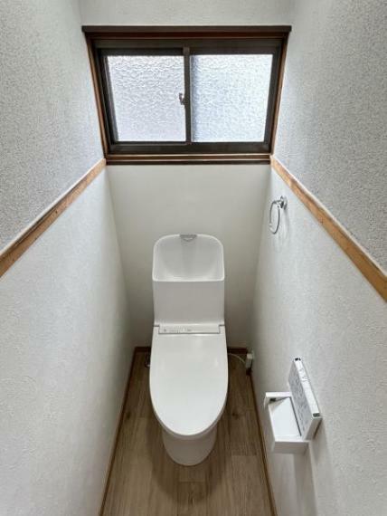 【リフォーム後】1階のトイレはTOTO製の温水洗浄便座トイレに新品交換しました。使いやすい壁掛けリモコンで操作できます。
