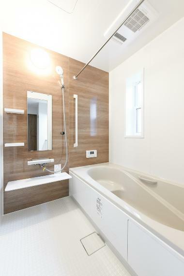 浴室 浴室換気乾燥暖房機を完備した快適なバスルームユニット。1日の疲れを癒す、くつろぎの空間です。（15号棟）