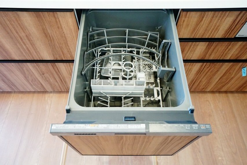 キッチン 食後の時間にゆとりを与えてくれる食器洗い乾燥機。操作ボタンも上面にあるので、腰をかがめずに操作が楽々。
