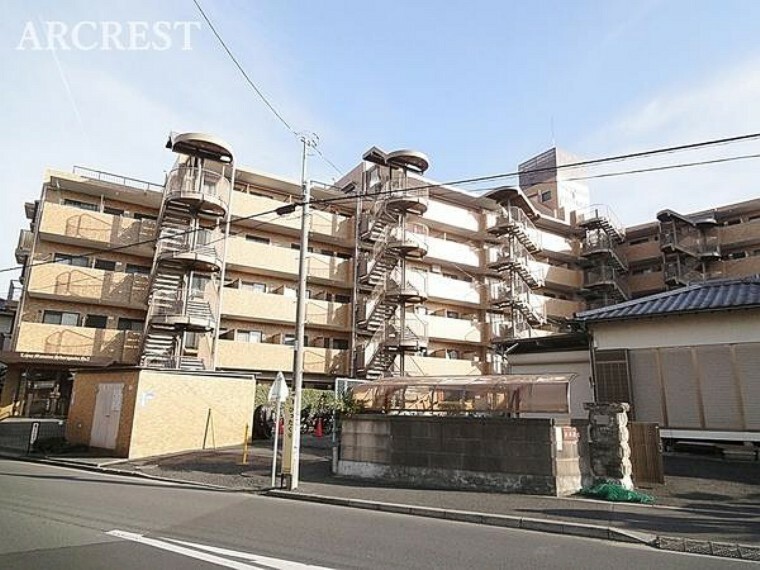 外観写真 スーパーやコンビニが近く日々のお買い物に便利です。 小学校や公園が近く小さなお子様も安心な住環境。