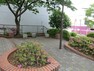 公園 上大岡第三公園 イスが3つあり、買い物の休憩場所として使われています。