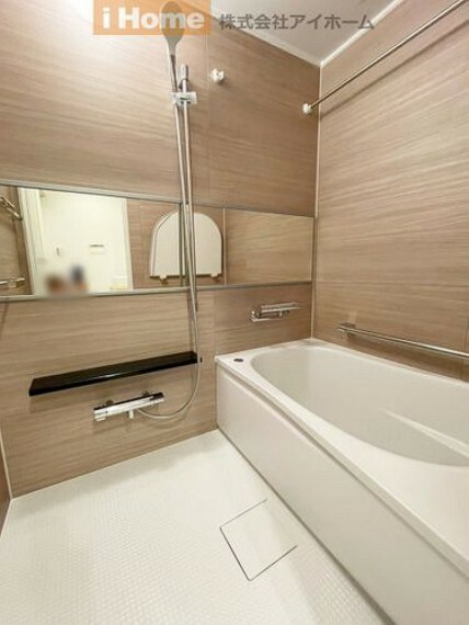 浴室 湿気の多い時期でも安心の浴室暖房乾燥機付きです。