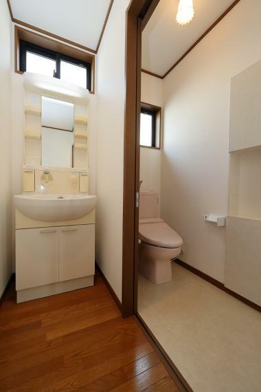 2階　洗面化粧台・トイレ　洗面化粧台とトイレは、各階にあります。