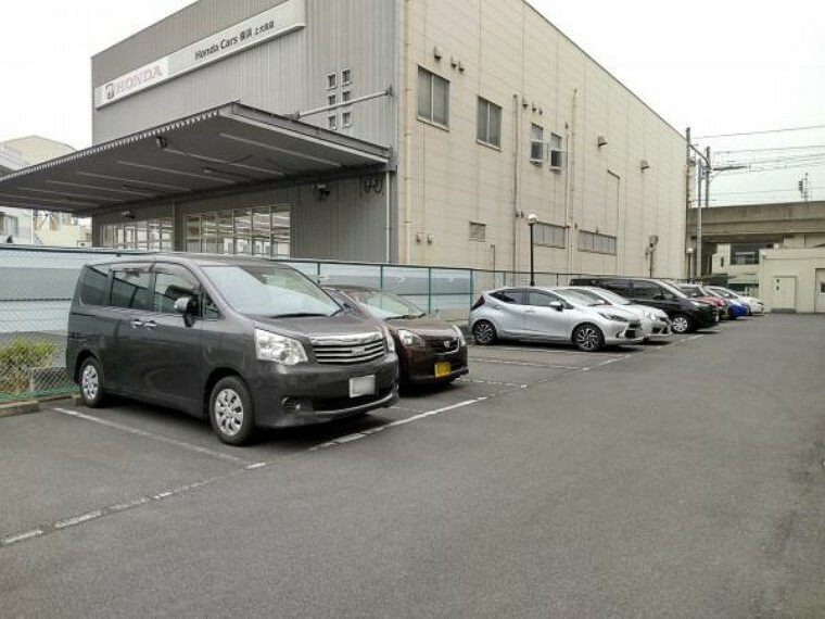 駐車場 建物につながる駐車スペース。