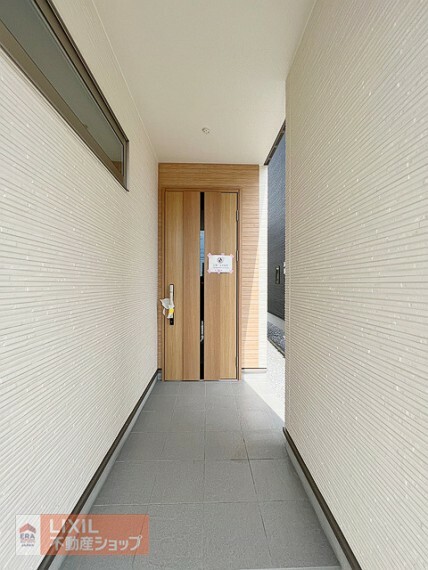 【エントランス】現地完成写真。ゆったりとした玄関。奥行きのあるポーチで雨の日も安心です。
