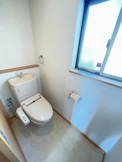シンプルなデザインのトイレ。飾り付けも楽しめます！