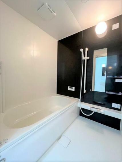 浴室 【リフォーム済】浴室は新品のユニットバスに交換しました。浴槽には滑り止めの凹凸があり、床は濡れた状態でも滑りにくい加工がされている安心設計です。