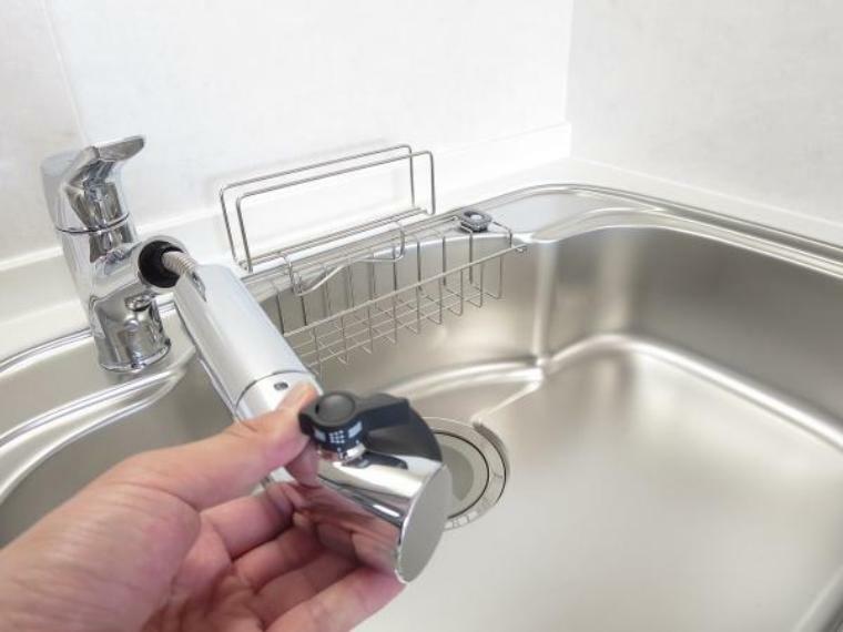 キッチン 【リフォーム済写真】新品交換したキッチンの水栓金具はノズルが伸びてシンクのお手入れもラクラクです。水栓本体には浄水機能が内蔵されていて、おいしいお水をつくります。