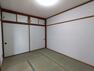 【リフォーム済】南側和室の別アングル写真です。続きになっている部屋中央の和室との間には壁を作成しました。