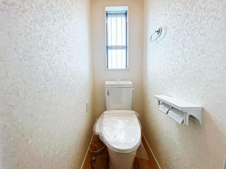 トイレ 窓付の明るいトイレで、快適に利用可能ですね