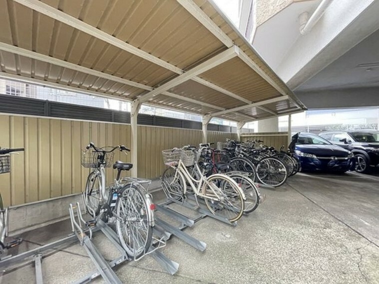 駐輪場 駐輪場は屋根付きなので雨から自転車を守ります。