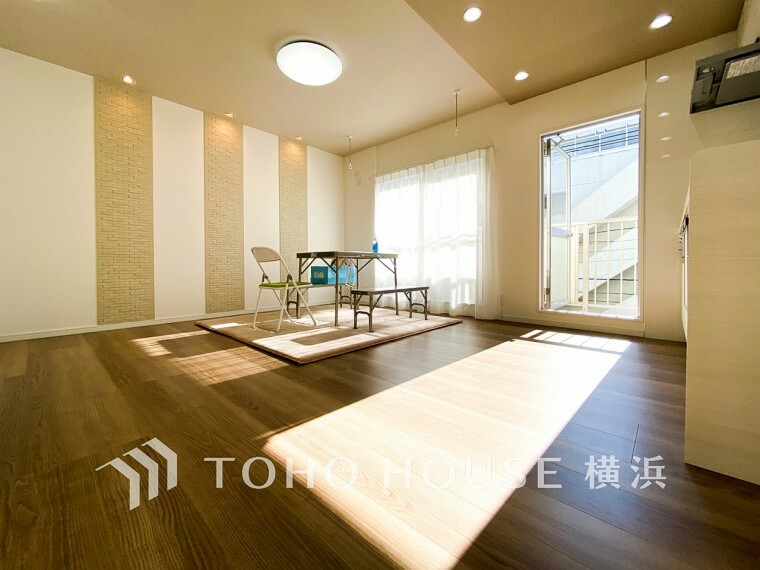 居間・リビング 明るく開放的な空間が広がるLDK。室内には豊かな陽光が注ぎ込み、爽やかな住空間を演出。