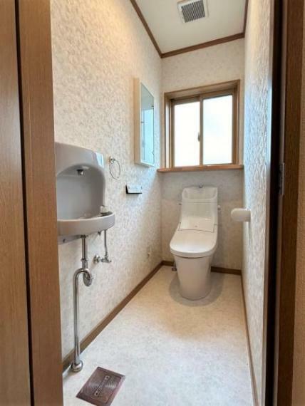 トイレ 【リフォーム後】トイレはLIXIL製の新品に交換しました。床はクッションフロアを張替え、壁も新しくクロスを張り替えました。手洗い付きなのでわざわざ洗面所で手を洗う手間が省けますよ。