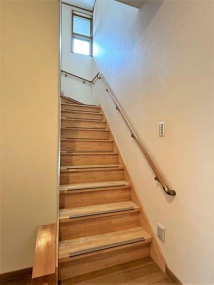 【リフォーム後】1階からの階段写真です。手すり付きなので昇り降りも楽にできます。