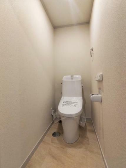トイレ 【リフォーム済】床はクッションフロアの張替、天井と壁はクロスの張替を行いました。便器は新品のものに交換しております。