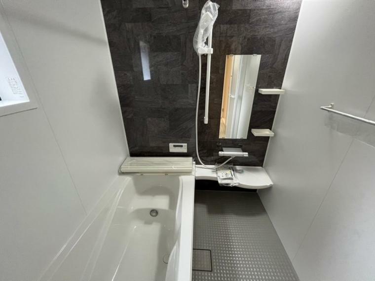 浴室 ゆったり入れる浴槽は一日の疲れを癒してくれる、一坪サイズのバスルーム。