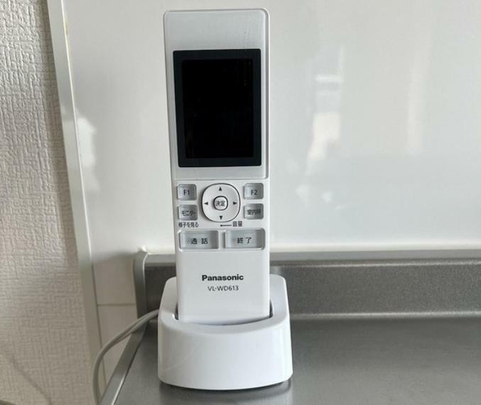 TVモニター付きインターフォン 家中どこでも来客対応が出来るワイヤレスモニター子機あり。室内呼機能も付いておりTVモニターインターホンと会話ができます。