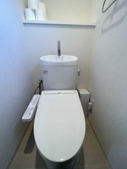 トイレ ウォシュレット付トイレです。節電機能もあるので、安心して使えますね。タオル掛け付き。