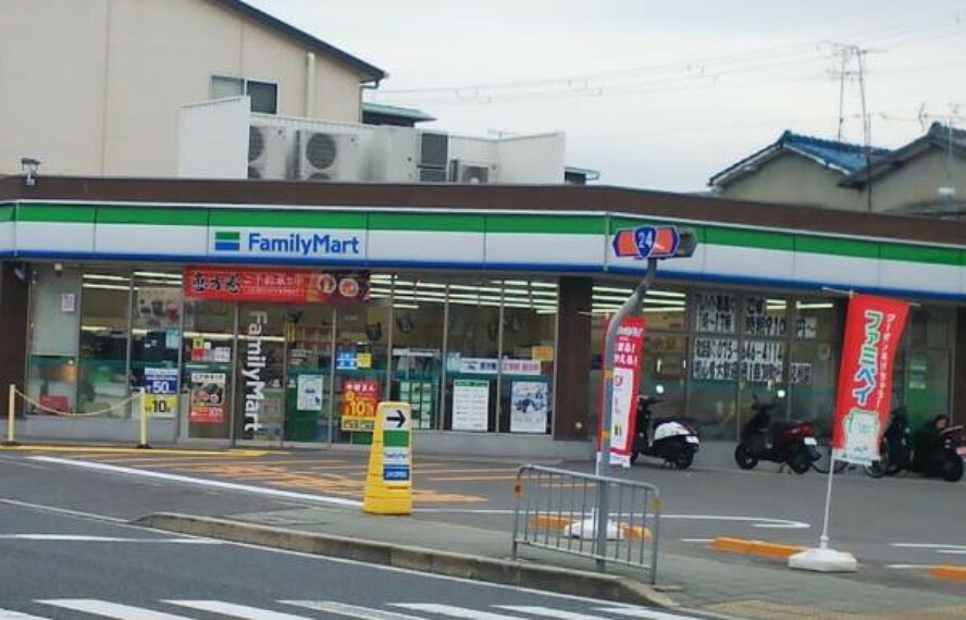 コンビニ ファミリーマート伏見京町店