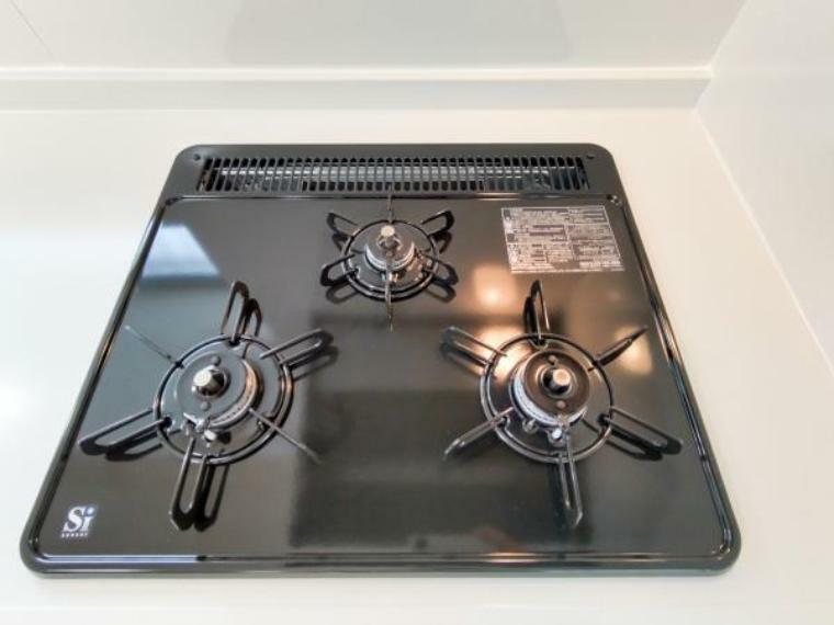 キッチン （リフォーム済）新品交換したキッチンは3口コンロで同時調理が可能。大きなお鍋を置いても困らない広さです。お手入れ簡単なコンロなのでうっかり吹きこぼしてもお掃除ラクラクです。