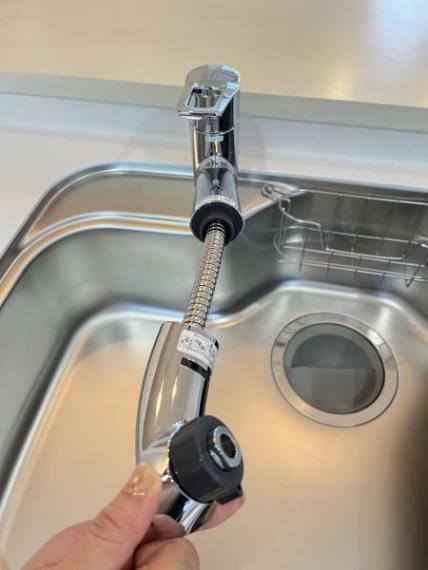 キッチン 【リフォーム完了/キッチン】新品交換のキッチン水栓金具はノズルが伸びてシンクのお手入れもラクラクです。水栓本体には浄水機能が内蔵されていて、おいしいお水をつくります。