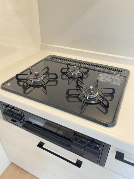 キッチン 【リフォーム完了/キッチン】新品交換のキッチンは3口コンロで同時調理が可能。大きなお鍋を置いても困らない広さです。お手入れ簡単なコンロなのでうっかり吹きこぼしてもお掃除ラクラクです。