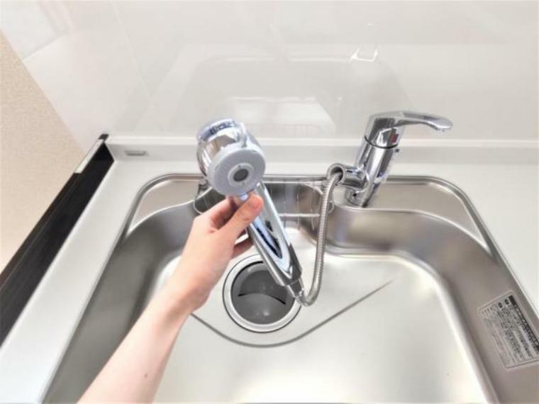 【リフォーム完成】キッチンはハウステック製の新品に交換。水栓金具は「かゆい所に手が届く」シャワータイプ。浄水・原水の切り替えがワンタッチで出来ます。一体型の浄水器なので汚れにくくお手入れ簡単ですよ。