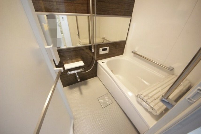 浴室 新規交換済のユニットバスは大きな鏡を備え、便利な追炊き機能と浴室乾燥機付