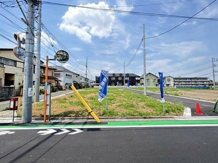現況写真 小田急線「狛江」歩17分～18分。現地周辺は、低層住居専用地域ならではの、長閑で落ち着いた住環境です。