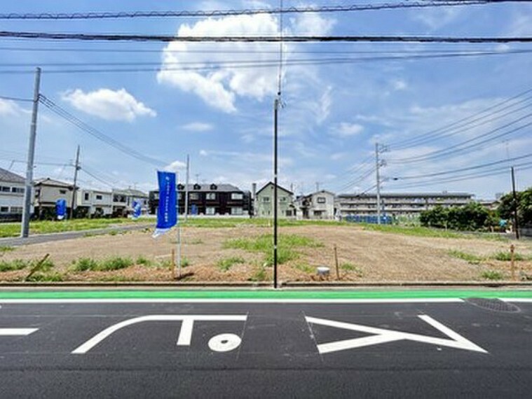 現況写真 小田急線「狛江」歩17分～18分です。現地周辺は、低層住居専用地域ならではの、長閑で落ち着いた住環境です。