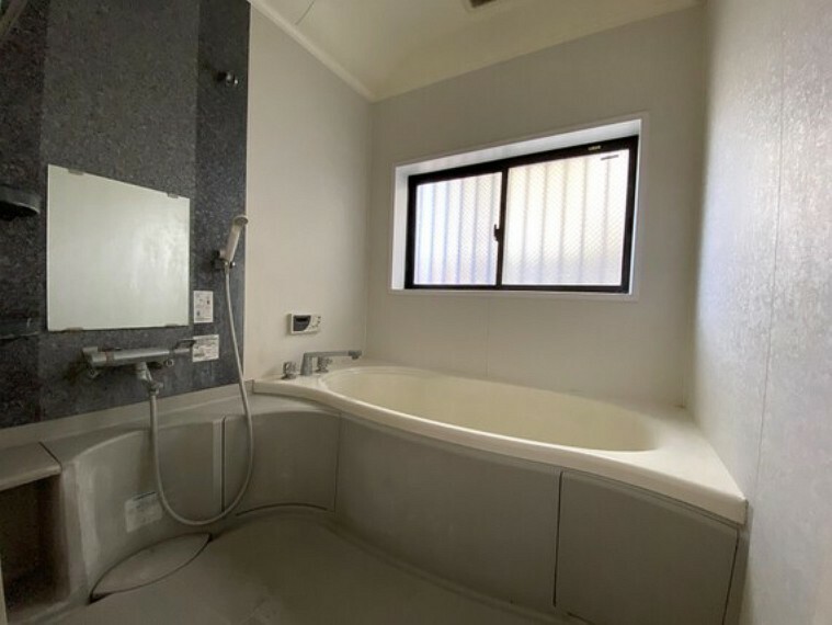 浴室に窓が付いていると明るくて、換気の際にも役立ちます。（CG加工あり）