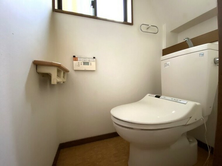 トイレ 白を基調とした、シンプルながらも落ち着くデザイン。洗浄付き温水便座で機能性も兼ね備えています