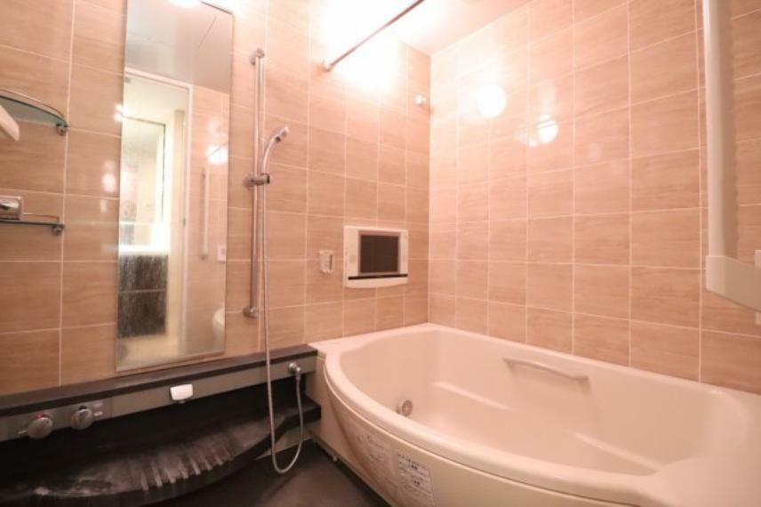 【浴室】大きなサイズの浴室では、ミストサウナもご堪能いただける癒し空間となっております