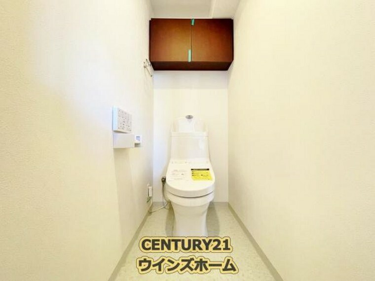 トイレ トイレはシャワー水栓が内蔵されているので使用後はスッキリ爽快！温水で汚れが流せるため紙の使用頻度や肌の摩擦も減らしてくれて衛生的。