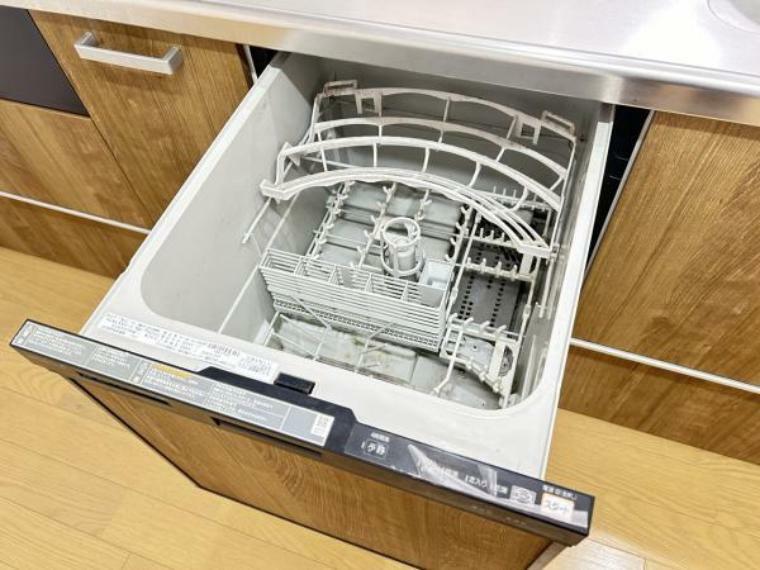 【リフォーム済】食洗機はクリーニング及び動作確認済です。後付けでないので、調理スペースも広がり、キッチンもスッキリ片付きます。1分でも家事の時間を短くしたい方の心強い味方です